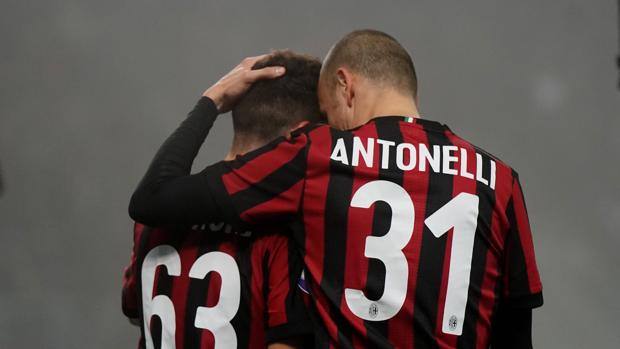 completo calcio AC Milan vesti completo calcio AC Milan vesti